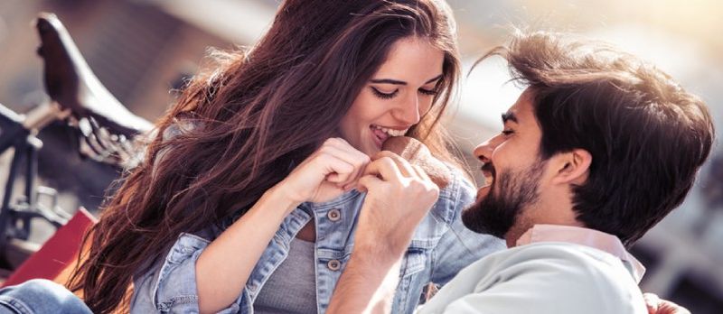 Atractivos hombres y mujeres amorosos que datan al aire libre