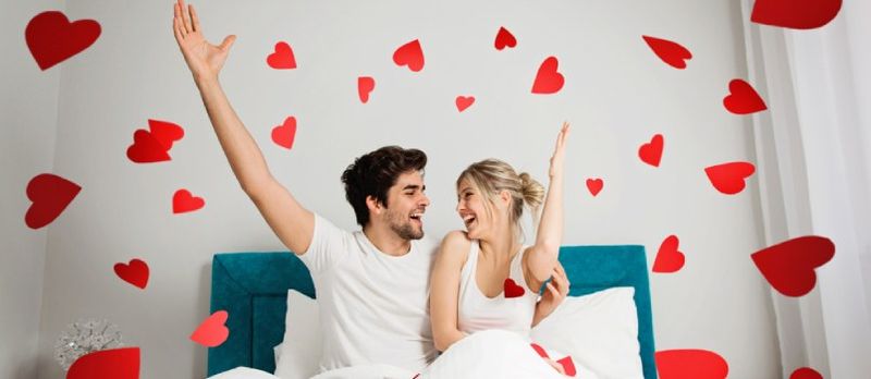 pareja, en cama, en, dormitorio, en, el, blanked, con, corazón-forma, plano de fondo, designing