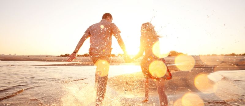 pareja corriendo en la playa