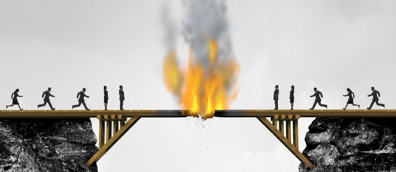 Conceito de ponte em chamas como grupos de pessoas divididos por uma ponte de madeira em chamas como uma metáfora de risco de conexão de negócios para destruir um link ou isolacionismo com elementos de ilustração 3d