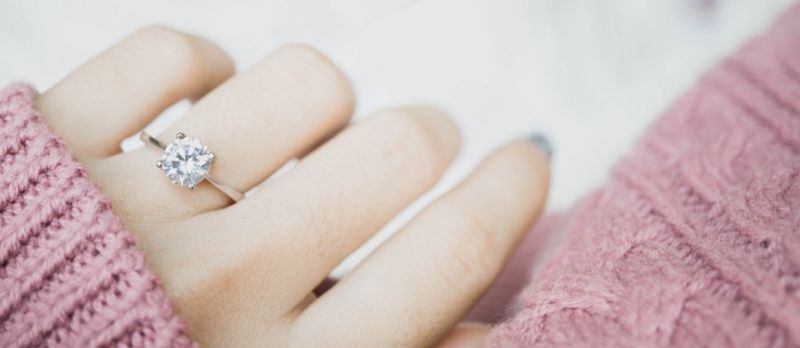 Niektóre kobiety są zaniepokojone brakiem rozmiaru brylantu w ich pierścionku zaręczynowym