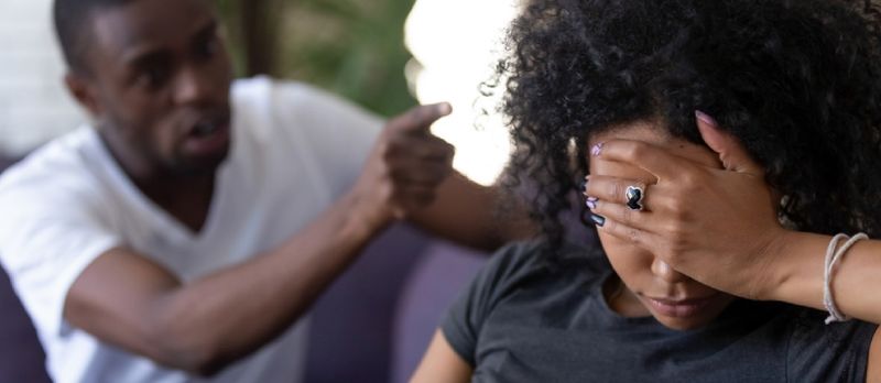 Moeg gefrustreerde afrikaanse vrou ignoreer kwaad swart despootman wat argumenteer om ontstelde vrou van probleme te blameer