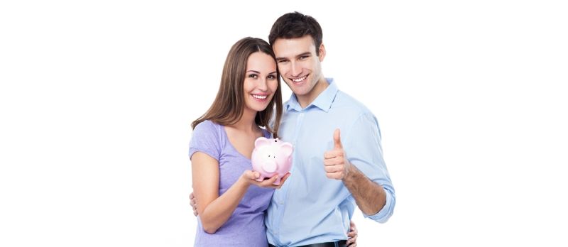 Koppel Holding Piggy Bank A Weist Daumen Up