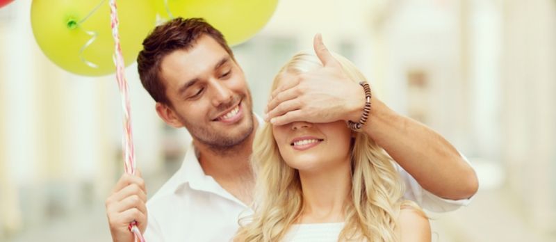 Summer Vakanz, Feier an Dating Konzept - Koppel mat faarwege Ballonen an der Stad