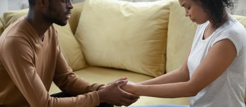 Marito afroamericano amorevole parla con la moglie birazziale sconvolta chiede perdono, fai pace dopo una lotta familiare o una lite