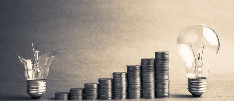 Broken A Good Glühbir Mat Mënzen Trap Fir Verbesserung Oder Erfolleg Konzept
