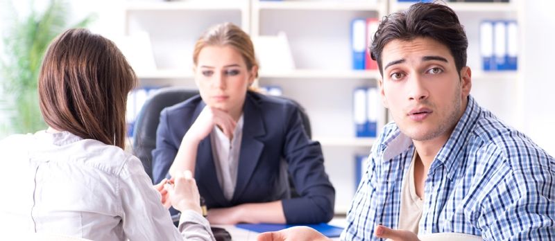 Ung familie innleverer skilsmissepapirer med advokat