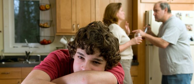 Kind lijdt tussen ouders die thuis vechten