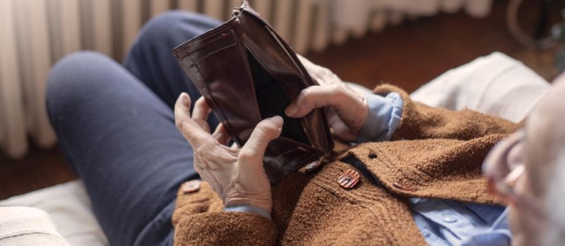 Bejaarde Vrouw Houdt In Zijn Handen Een Lege Portemonnee. Vintage lege portemonnee in gerimpelde handen Armoede in pensioen Concept