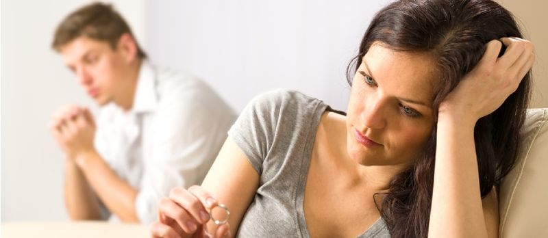Esposa Triste Mirando O Anel Despois De Pelexar Co Marido