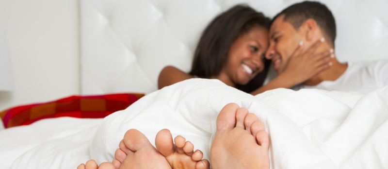 casal íntimo juntos deitado na cama debaixo do cobertor