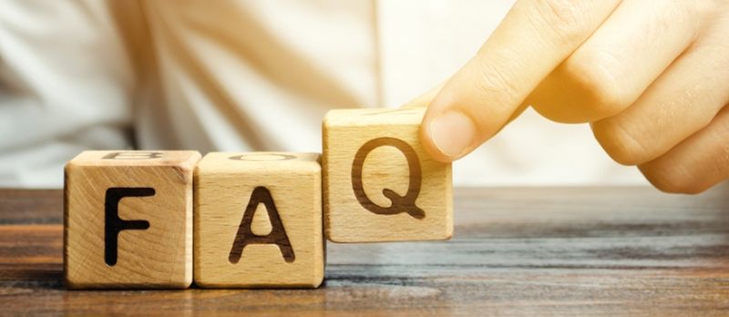 Biznesmeni vendos blloqe druri me fjalët FAQ