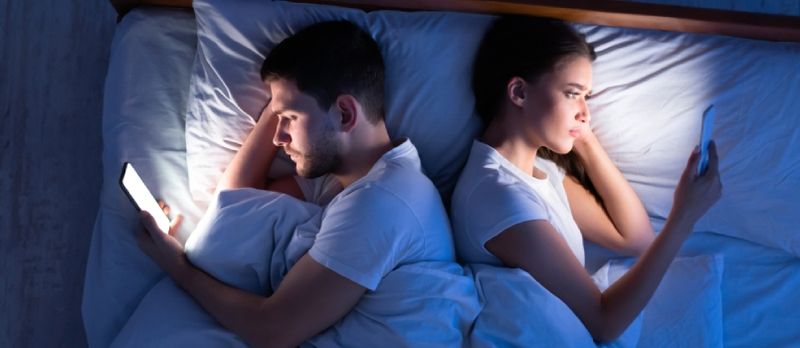 Απατώντας σύζυγους χρησιμοποιώντας smartphone στέλνοντας μηνύματα με εραστές που ξαπλώνουν στο κρεβάτι στο σπίτι τη νύχτα
