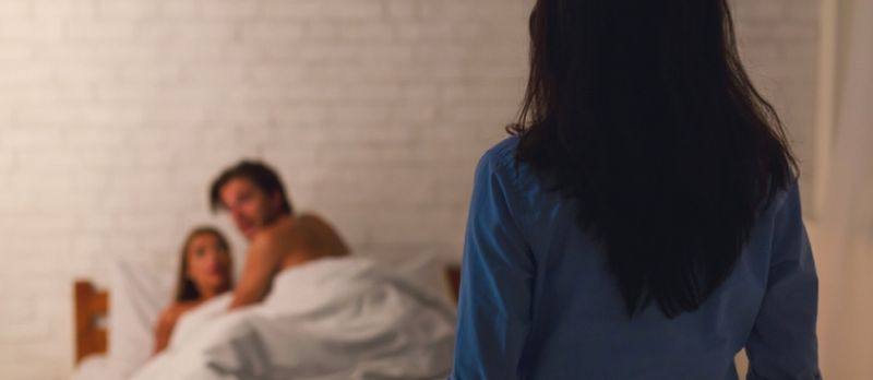 Η σύζυγος πιάνει τον απατημένο σύζυγο με την ερωμένη στο κρεβάτι να κάνει έρωτα στο σπίτι