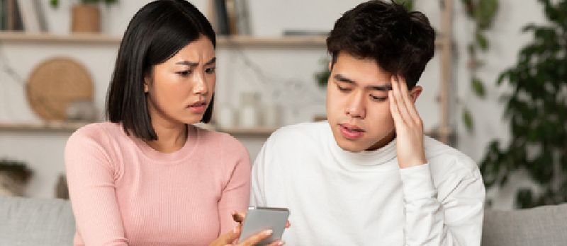 Frae fänken de Mann ze fuddelen nodeems hien him säi Handy gewisen huet