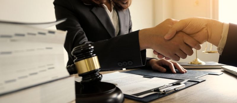 Affekot Business Fraen Hand mat Clienten schüttelen, nodeems se eng Berodung fir Versécherung Miethaus ofgeschloss hunn