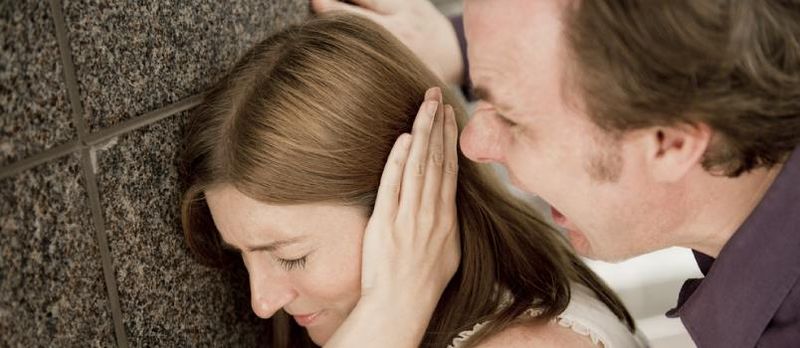 Wann Äre Partner héich emotional ass, oder kierperlech mëssbraucht, raus elo