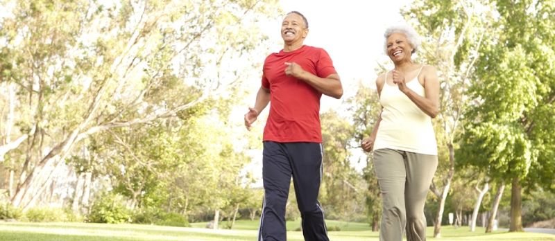 Couple afro-américain faisant du jogging dans le parc
