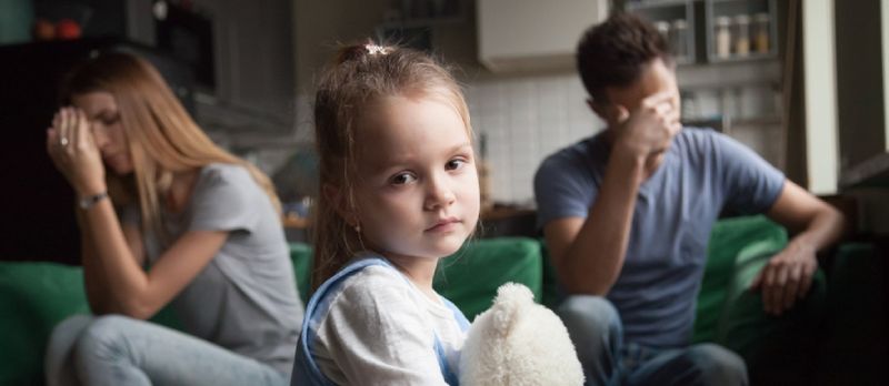 Petite fille frustrée bouleversée fatiguée de la lutte des parents en regardant la caméra, Portrait de triste