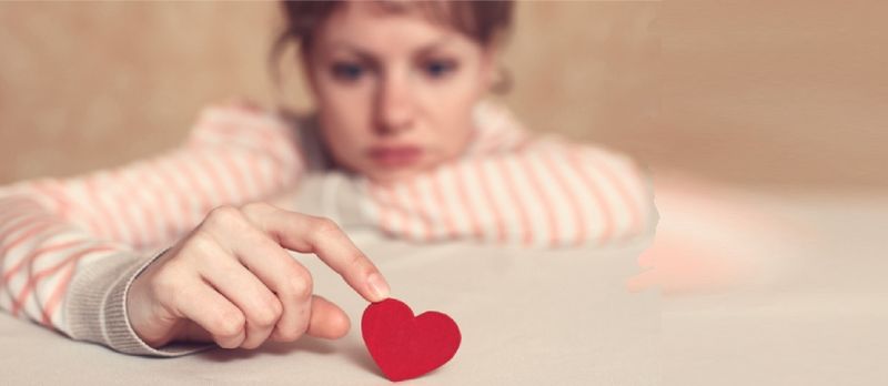 Gruaja po mendon për dashuri të pashlyer dhe vështirësi në marrëdhënie. Fokusi është në zemër