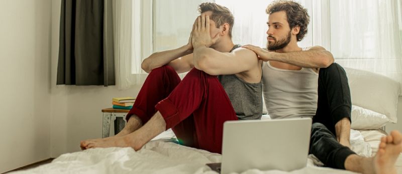 Çift i bukur homoseksual në shtëpi, momente intime të jetës private
