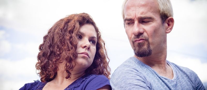 Paar yn negative hâlding lilk trochjaan fan emosjonele spanning