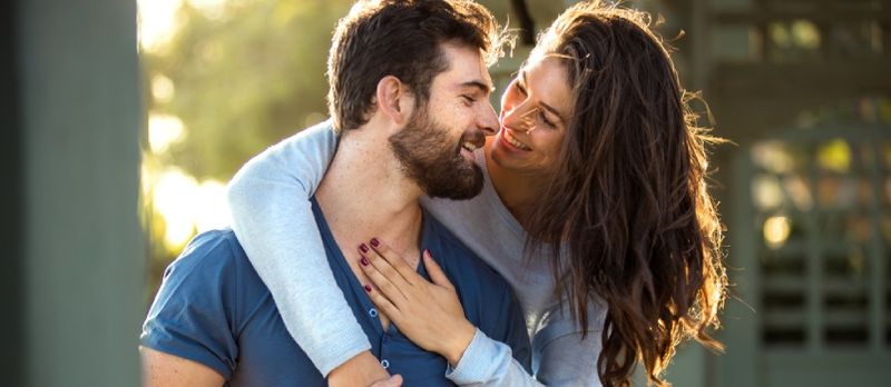 Gelukkige romantiese paartjie doen romanse konsep liefdevol