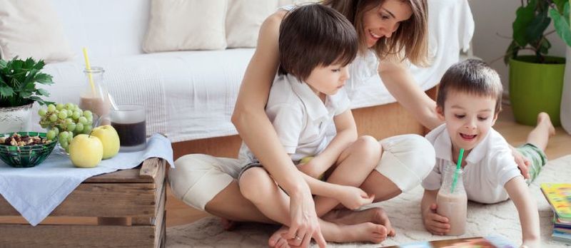 Anche se non dovresti cercare di assumere il ruolo di genitore, ma non dovresti nemmeno dissociarti del tutto
