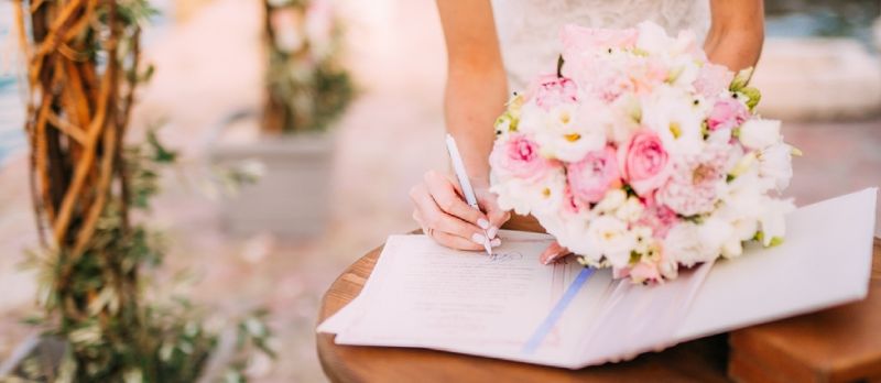 Vroue Handtekening Trou Register Met Die Rose Boeket