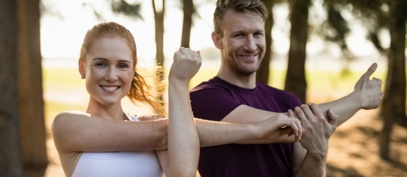 pareja sonriente, ejercitar, en, granja