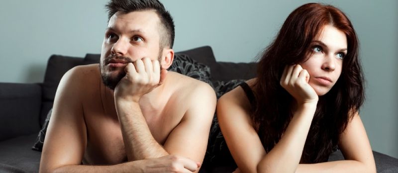 א פּאָר, אַ מענטש און אַ פרוי ליגן אין בעט אָן געשלעכט פאַרלאַנג