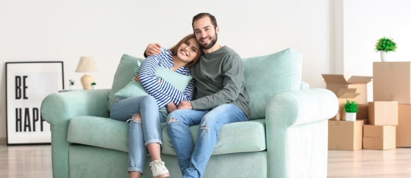 Yeni Eve Taşındıktan Sonra Kanepede Oturan Genç Çift