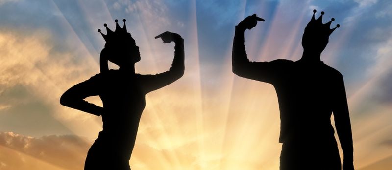 La silhouette di una donna narcisista e di un uomo con una corona in testa mostra ogni dito su se stessa