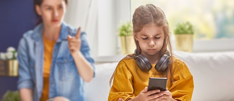 Ajo në mënyrë të pandërgjegjshme vret vetëvlerësimin dhe vetëbesimin e fëmijës së saj