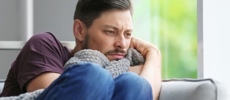 Einsamer Mann, der zu Hause an Depressionen leidet