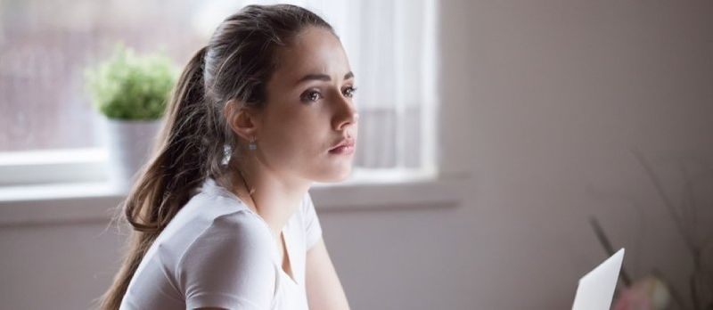 Nachdenkliche schöne Frauen