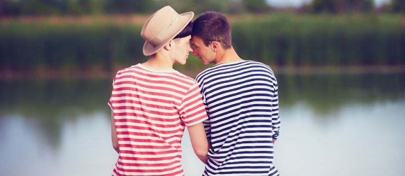 Çay sahilində aşiq homoseksual cütlük