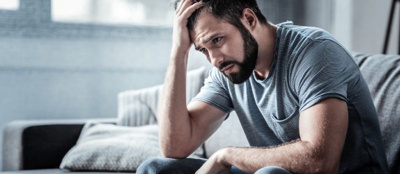 Bărbați Obosiți Stând Singur Ținând Capul Cu Mâna Supărată Moment Trist