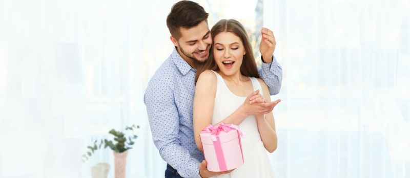 Einige Täter geben Geschenke nach einem Kampf