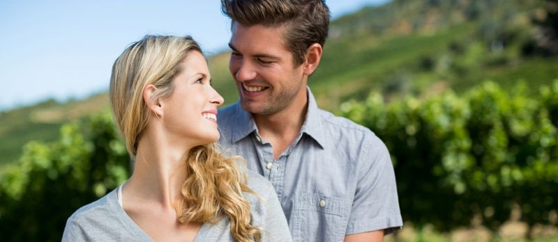 Directement au-dessous de Portrait of Happy Couple Against Sky on Sunny Day