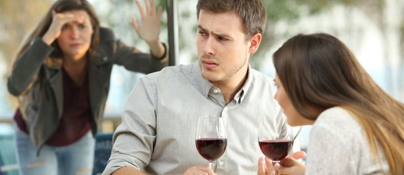 Verdagte vroue wat op soek is na mans en vroue in die restaurant