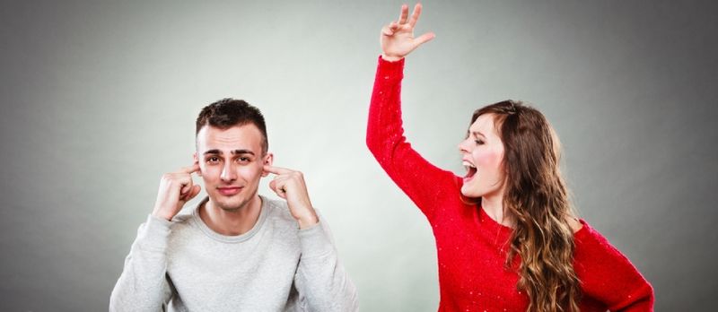 Konflik Slegte Verhoudings Kwaad Woede Vrou Skreeuende Man Sluit Sy Ore