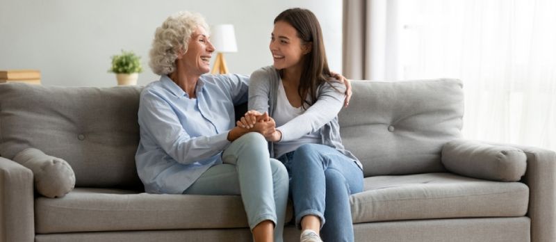 Petite-fille adulte heureuse et grand-mère s