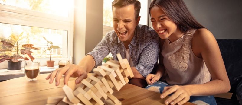 Casal jogando jogo em casa e conceito de excitação