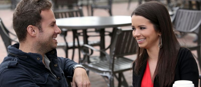 Casal Maravilhoso Namorando Sentado Restaurante Na Estrada E Conversando Juntos