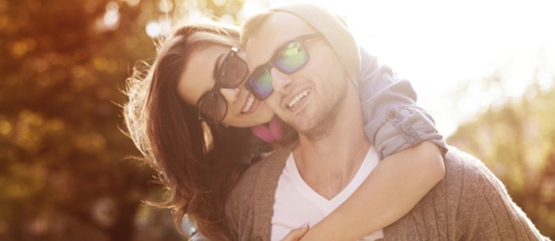 Homens e mulheres curtindo ao ar livre
