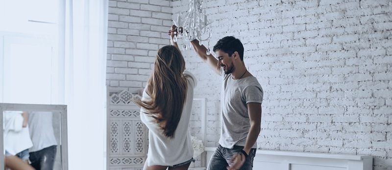 Slå på dina favoritlåtar och dansa runt sängen