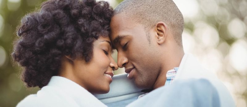 Pareja pacífica de pie nariz con nariz en el jardín
