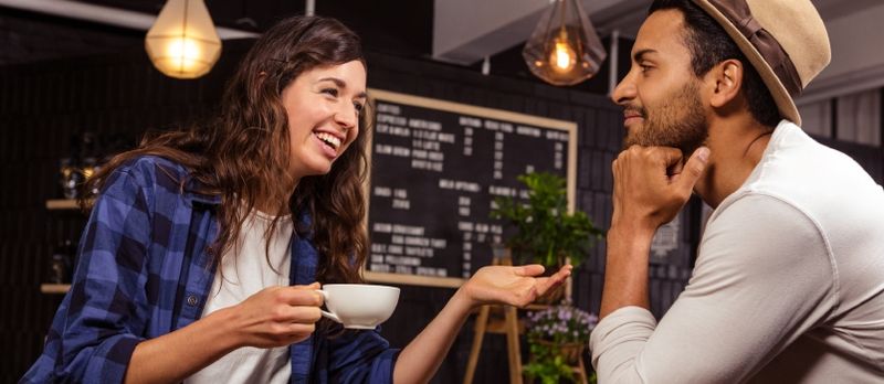 Couple parlant et buvant du café dans un café