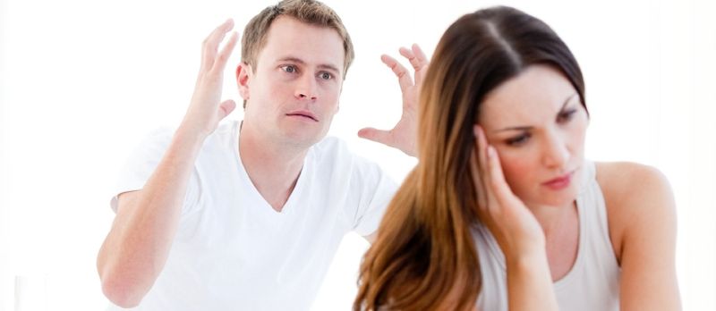 Kaukasiese egpaar argumenteer teen 